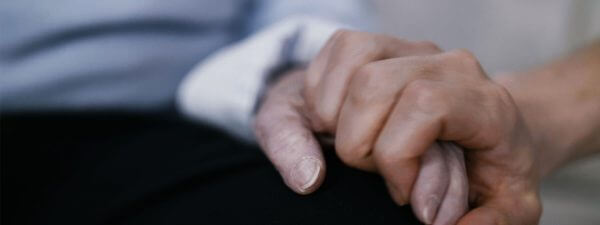 patientin-hand-pflege-zuhause-1600x600