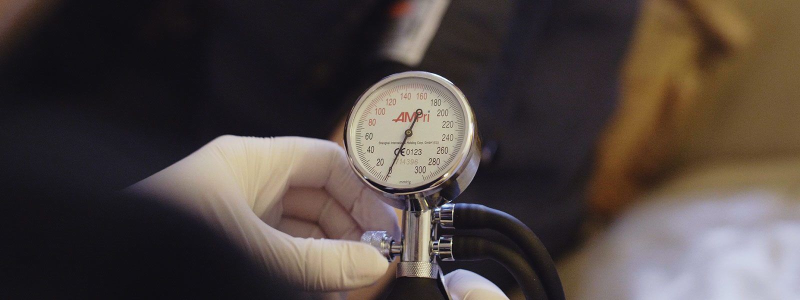 pflegekraft-blutdruck-pflege-zuhause-1600x600